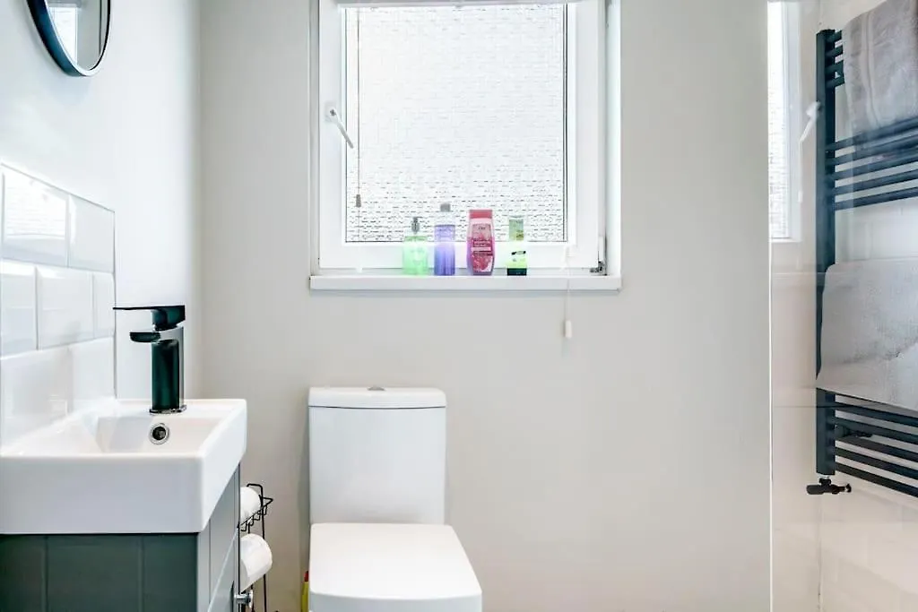 Central And Stylish 2 Bedroom Ravenhill Road Flat 贝尔法斯特